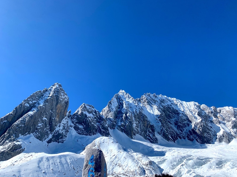 玉龙雪山是丽江境内的雪山群,主峰扇子陡的海拔有5596米,山顶终年被